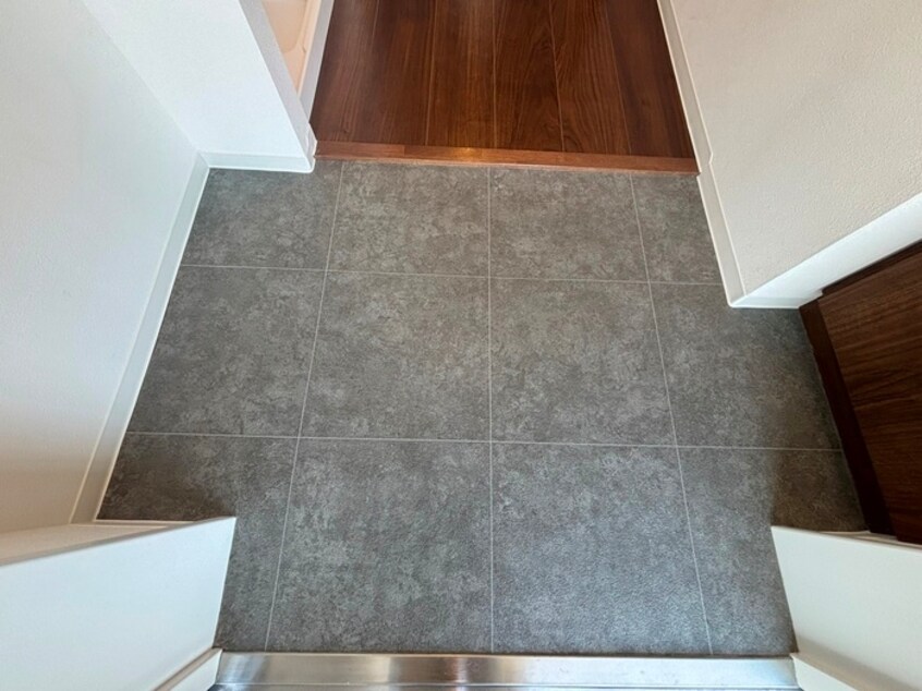 玄関 ﾙｱｰﾅ･ｴｰﾙ･ﾚｼﾞﾃﾞﾝｽ卸町