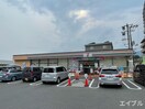 セブン-イレブン 広島皆賀３丁目店(コンビニ)まで560m マ－ヴェラスＡ