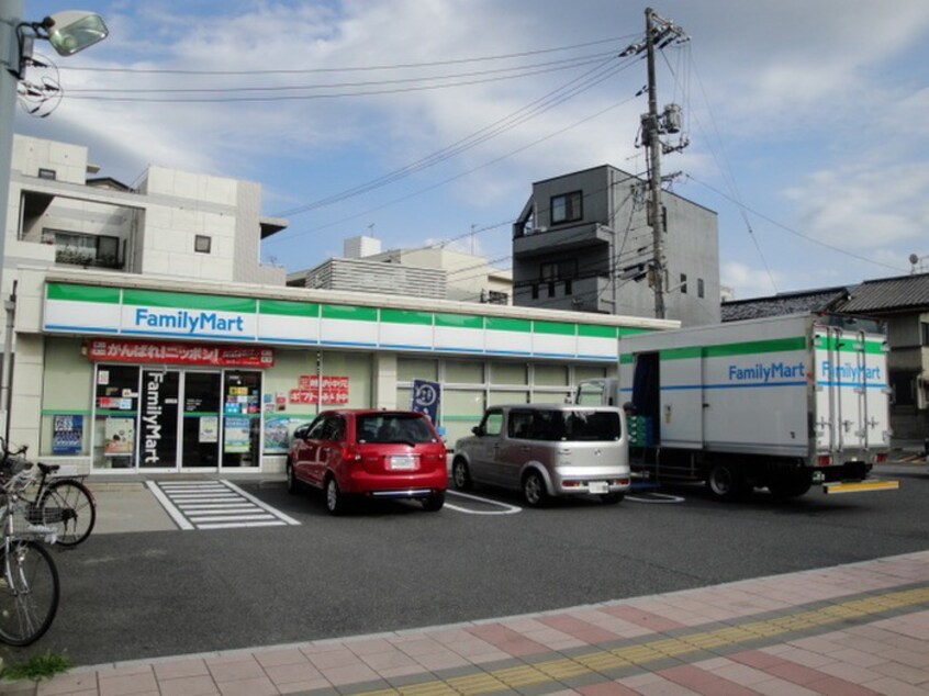 ファミリーマート中広三丁目店(コンビニ)まで180m ミントビル