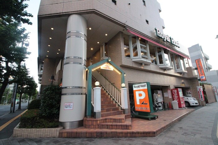 ロイヤルホスト千田町店(その他飲食（ファミレスなど）)まで390m フェニックスビル
