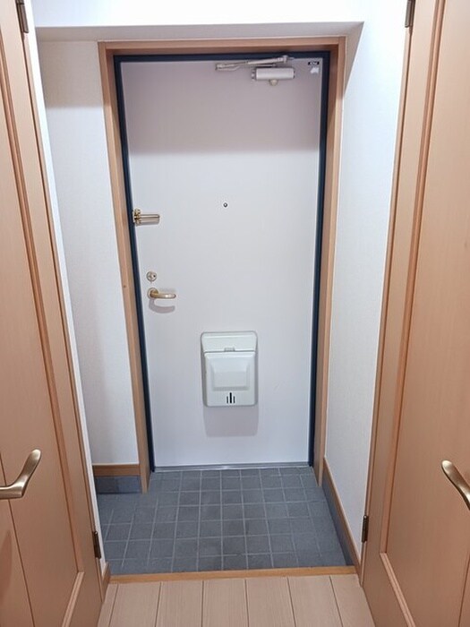 玄関 カルフ－ル緑井