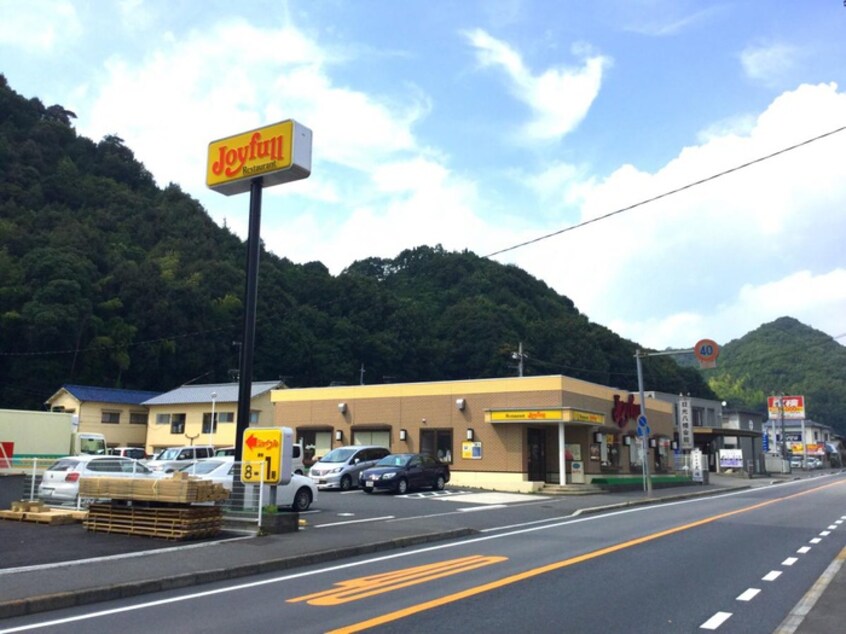 ジョイフル(その他飲食（ファミレスなど）)まで700m イリマ