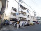 免出ビルの外観