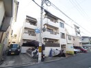 免出ビルの外観