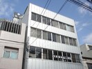 施向ビルの外観