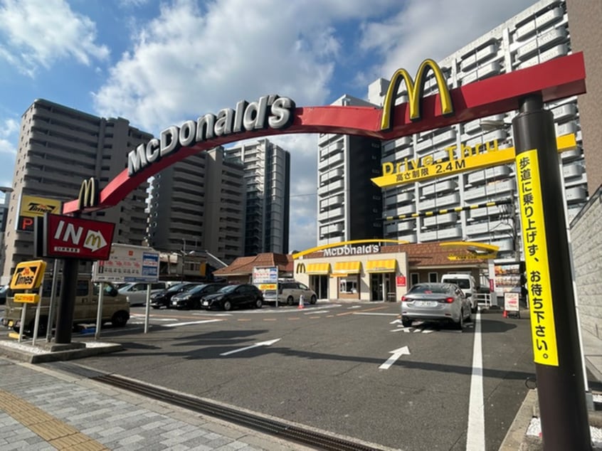 マクドナルド(ファストフード)まで140m 新白島東亜ビル