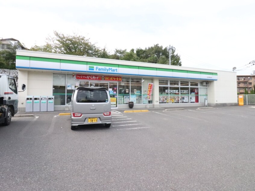 ファミリーマート 廿日市阿品台店(コンビニ)まで130m 中山ビル