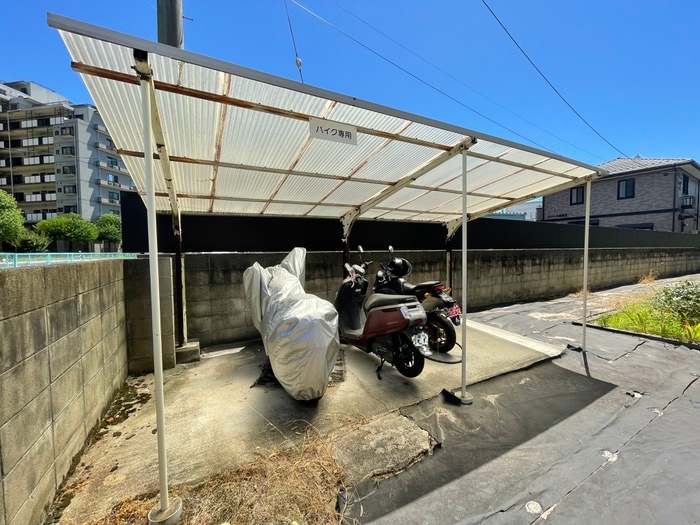 バイク置き場 耕雲ハイツＢ棟