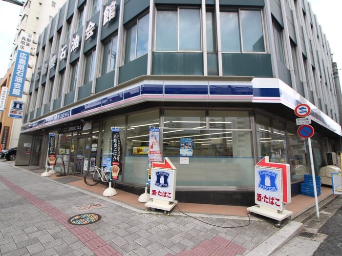 ローソン 広島的場町店(コンビニ)まで560m 青木ビル