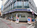 ローソン 広島的場町店(コンビニ)まで560m 青木ビル