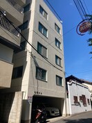 日焼ビルの外観