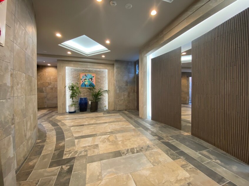 エントランス部分 Lutella段原