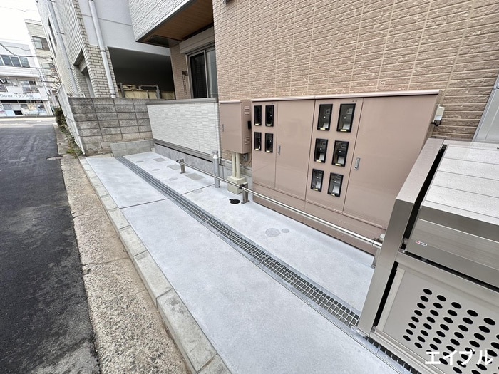 駐輪場 トリシア・ヒナ