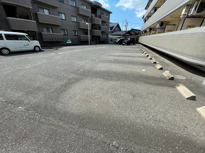 駐車場 心は－とひるず