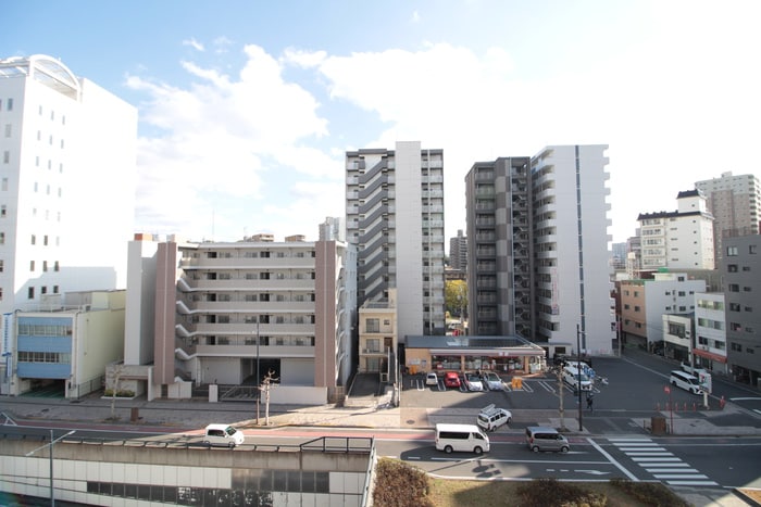 室内からの展望 アルファレガロ駅前通り