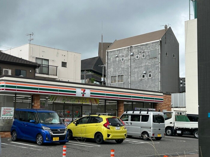 セブン-イレブン 呉市本通５丁目店(コンビニ)まで1100m 月光呉本通２丁目