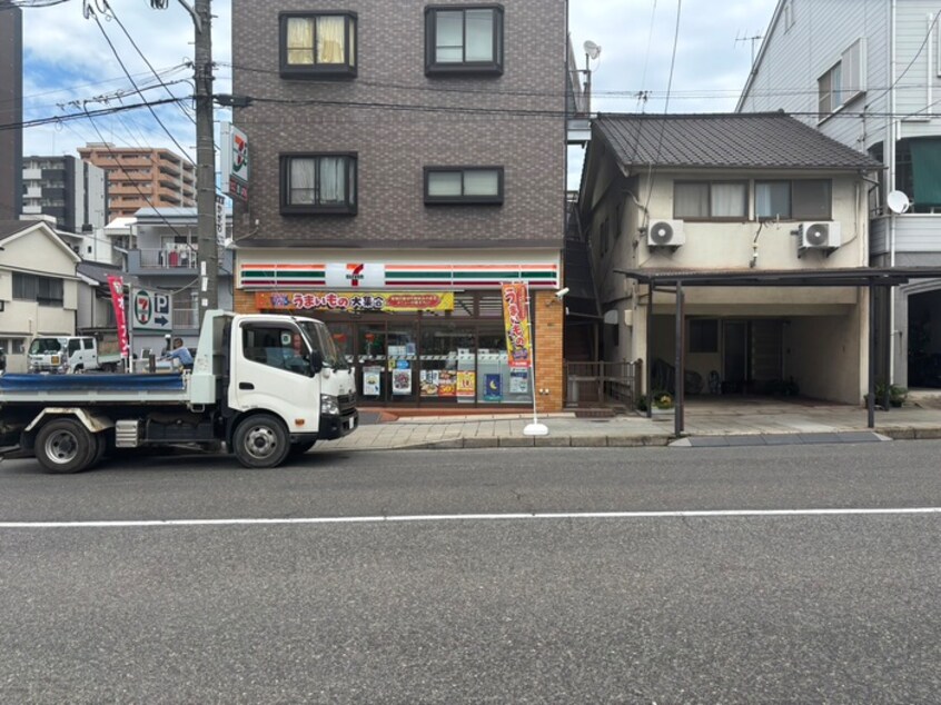 セブンイレブン四ツ道路店(コンビニ)まで220m 仮）月光鎮守府新築工事