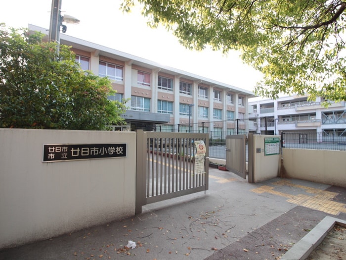 廿日市小学校(小学校)まで300m アクアコ－ト廿日市