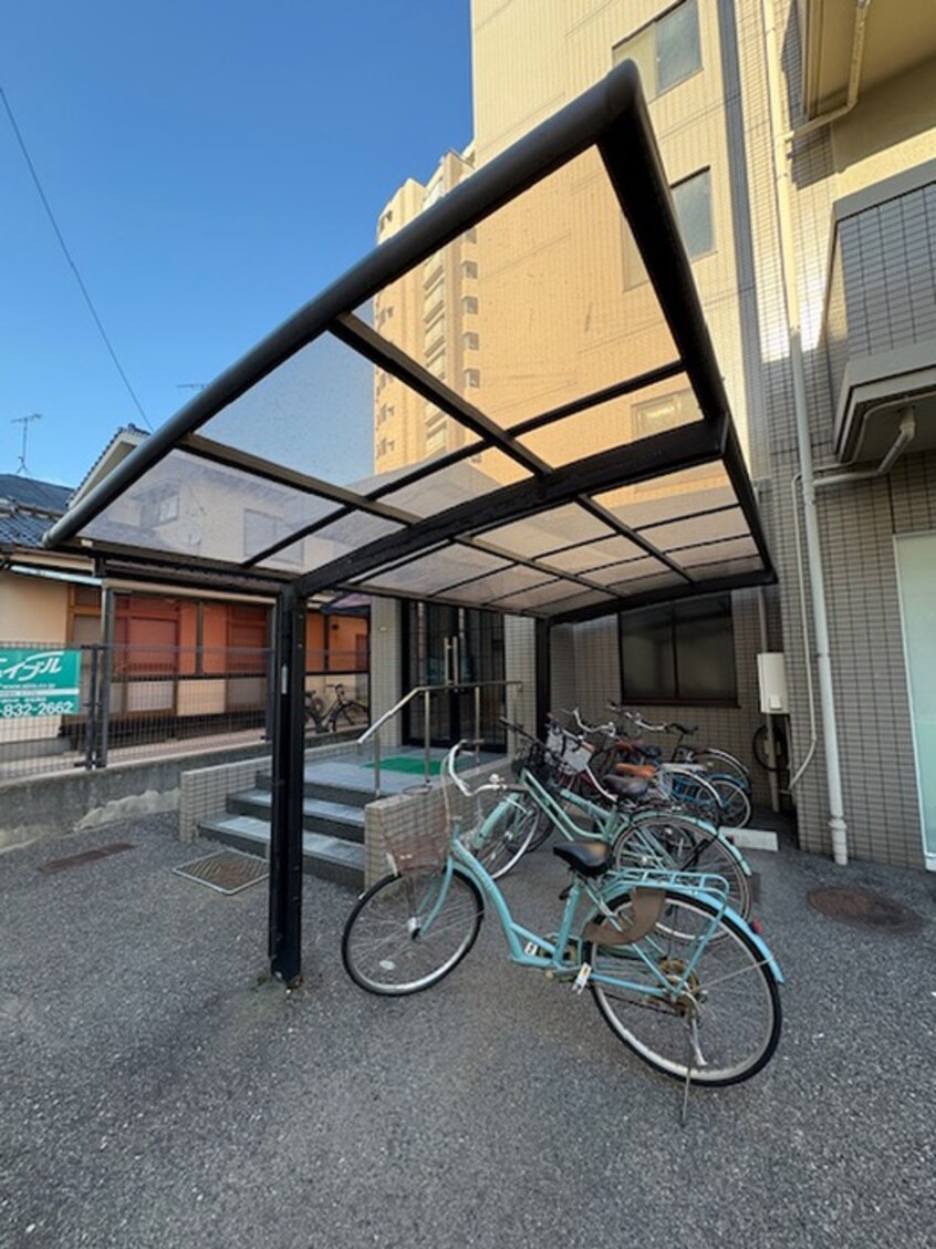 駐輪場 フルリ－ル沖西