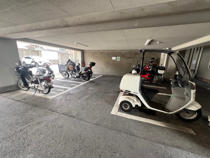 バイク置き場 アンシャンテ