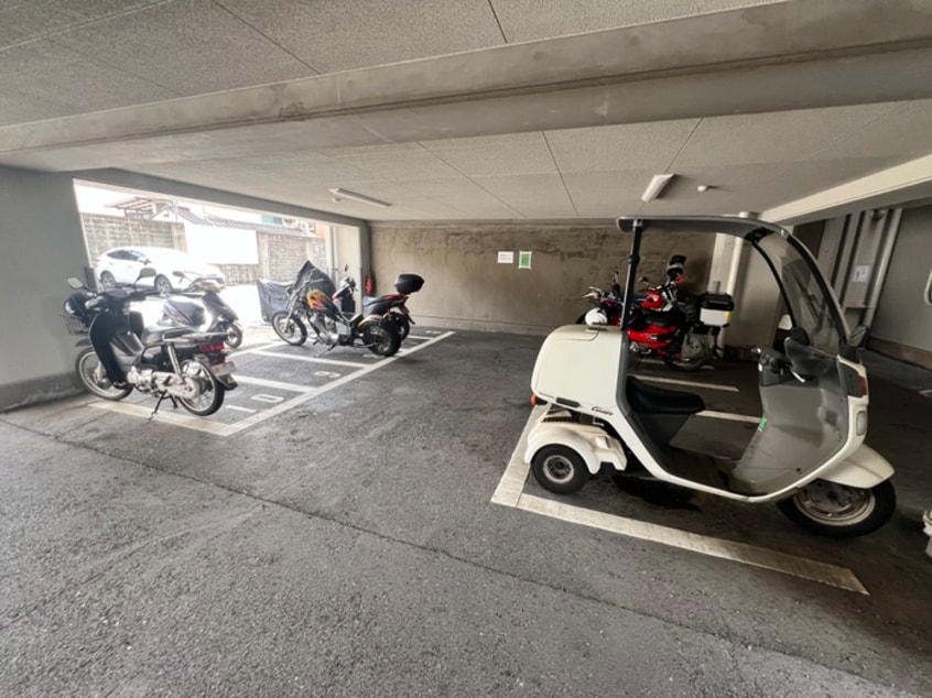 バイク置き場 アンシャンテ