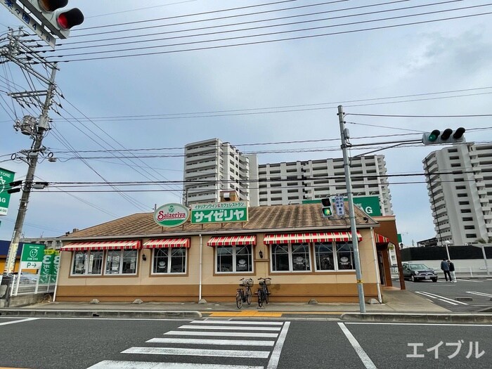 サイゼリヤ 楽々園店(その他飲食（ファミレスなど）)まで960m ベルフィオ－レⅢ