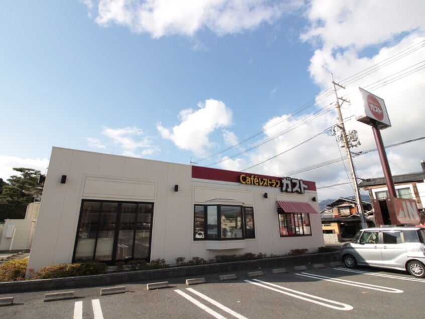 ガスト(その他飲食（ファミレスなど）)まで980m シャルマン深江Ｂ棟