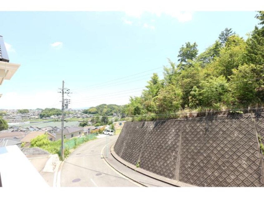  近鉄難波線・奈良線/富雄駅 バス5分春日橋下車:停歩6分 2階 築22年