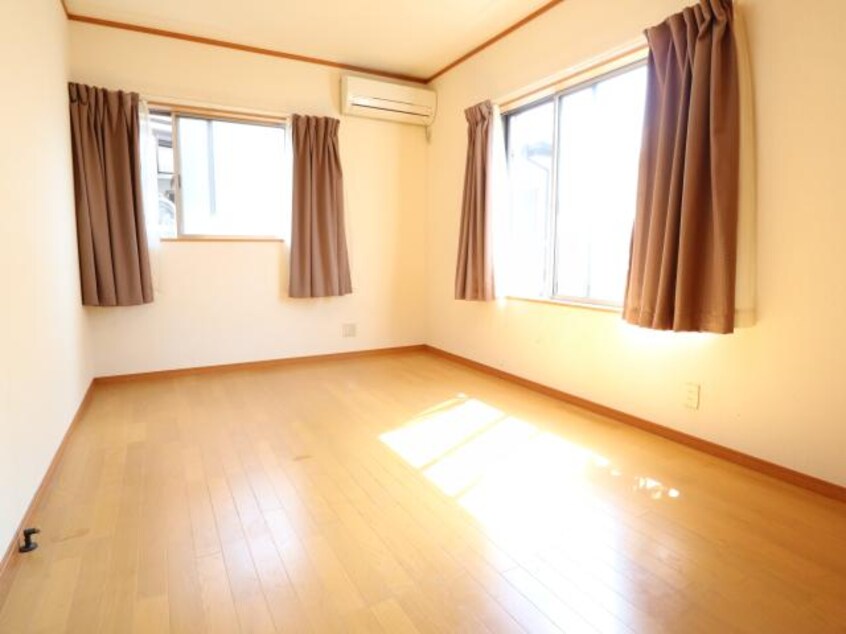  近鉄難波線・奈良線/学園前駅 バス13分六条西・緑町下車:停歩2分 1-2階 築17年