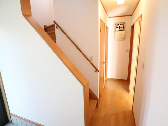  近鉄難波線・奈良線/学園前駅 バス13分六条西・緑町下車:停歩2分 1-2階 築17年
