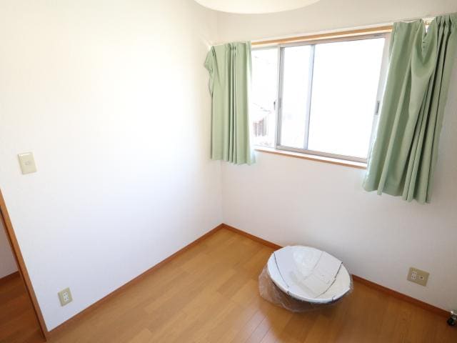  近鉄難波線・奈良線/学園前駅 バス13分六条西・緑町下車:停歩2分 1-2階 築17年