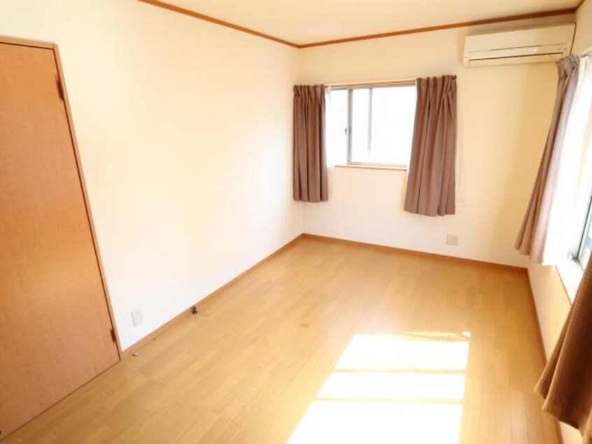 近鉄難波線・奈良線/学園前駅 バス13分六条西・緑町下車:停歩2分 1-2階 築17年