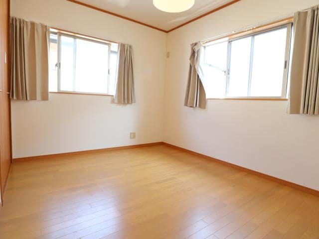  近鉄難波線・奈良線/学園前駅 バス13分六条西・緑町下車:停歩2分 1-2階 築17年