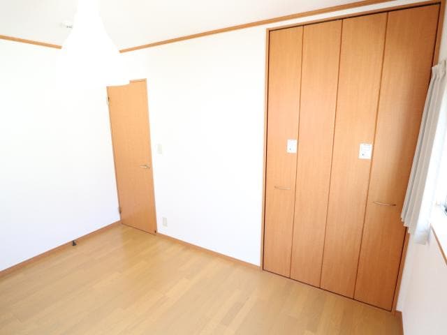  近鉄難波線・奈良線/学園前駅 バス13分六条西・緑町下車:停歩2分 1-2階 築17年