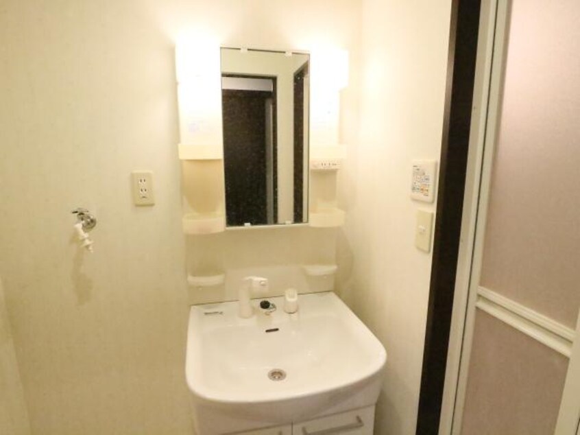  近鉄難波線・奈良線/近鉄奈良駅 バス10分八軒町下車:停歩9分 3階 築17年