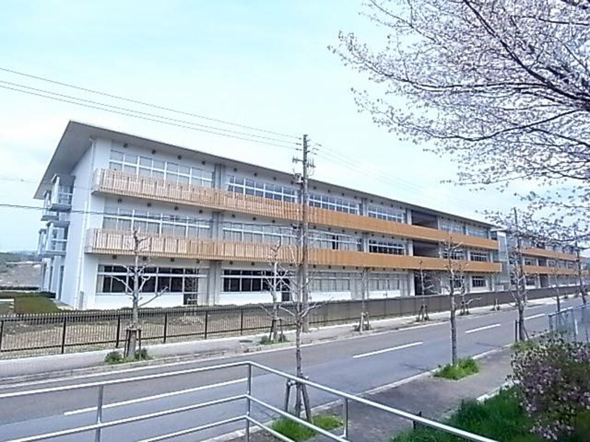 木津川市立木津南中学校(中学校/中等教育学校)まで322m 近鉄難波線・奈良線/近鉄奈良駅 バス12分州見台５丁目下車:停歩3分 2階 築8年