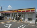 デイリーヤマザキ奈良三条宮前町店(コンビニ)まで606m 奈良線/奈良駅 徒歩11分 3階 1年未満