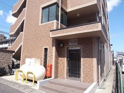 このエントランスの前がスーパー！