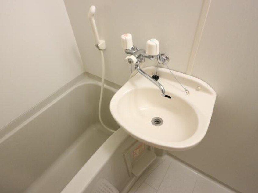  大和路線・関西本線/大和小泉駅 バス15分新町下車:停歩3分 1階 築23年