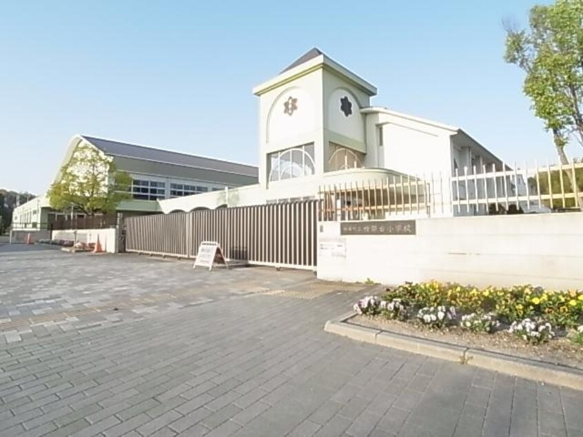 精華町立精華台小学校(小学校)まで3195m 近鉄京都線/木津川台駅 徒歩15分 1-2階 築20年