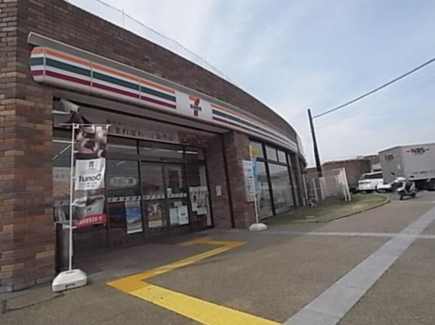 セブンイレブン精華町光台店(コンビニ)まで527m 近鉄京都線/新祝園駅 バス16分けいはんなプラザ下車:停歩1分 2階 築9年