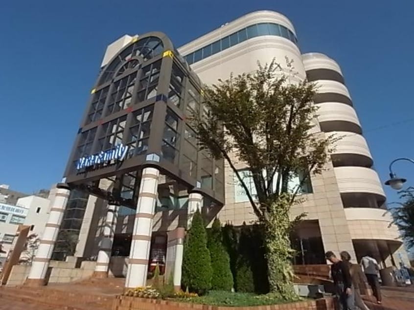 ならファミリー(ショッピングセンター/アウトレットモール)まで870m 近鉄京都線/平城駅 徒歩1分 1階 築8年