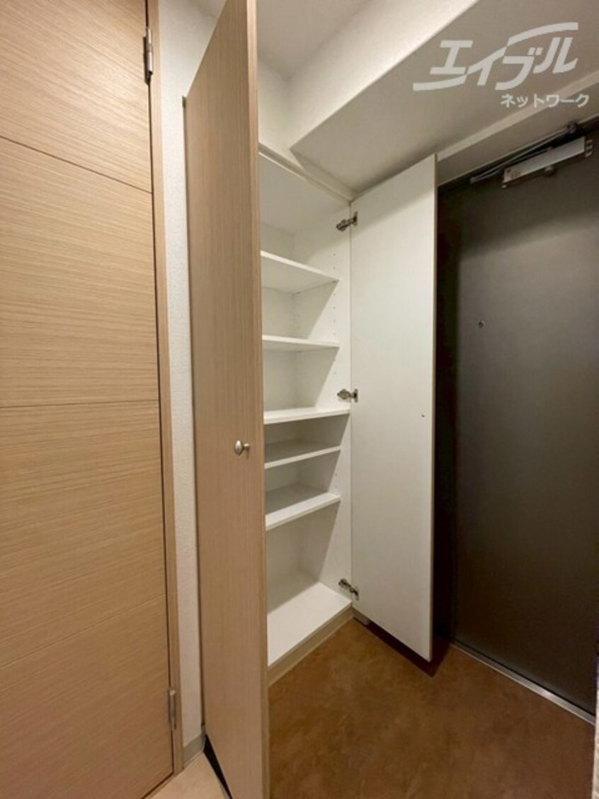 大きなシューズボックスがあります。 ベクス福島