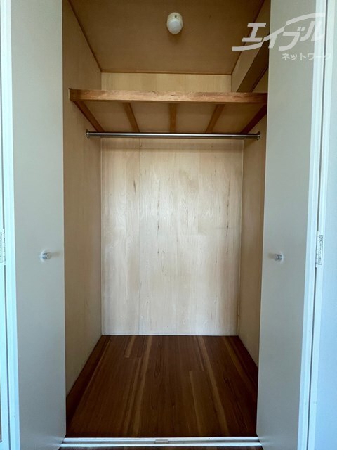 奥行きのあるクローゼットになりいます。 クレール東天満