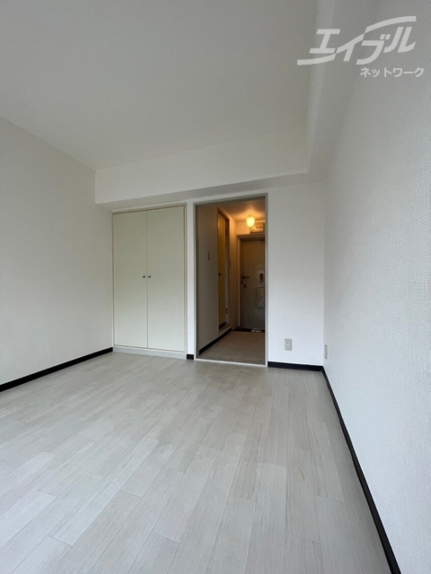 白基調なお部屋です。 プラ・ディオ長柄