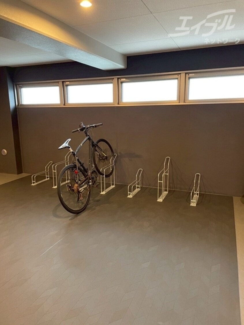 各フロアに自転車置き場ございます！雨に濡れる心配ございません セレニテ中崎町リアン