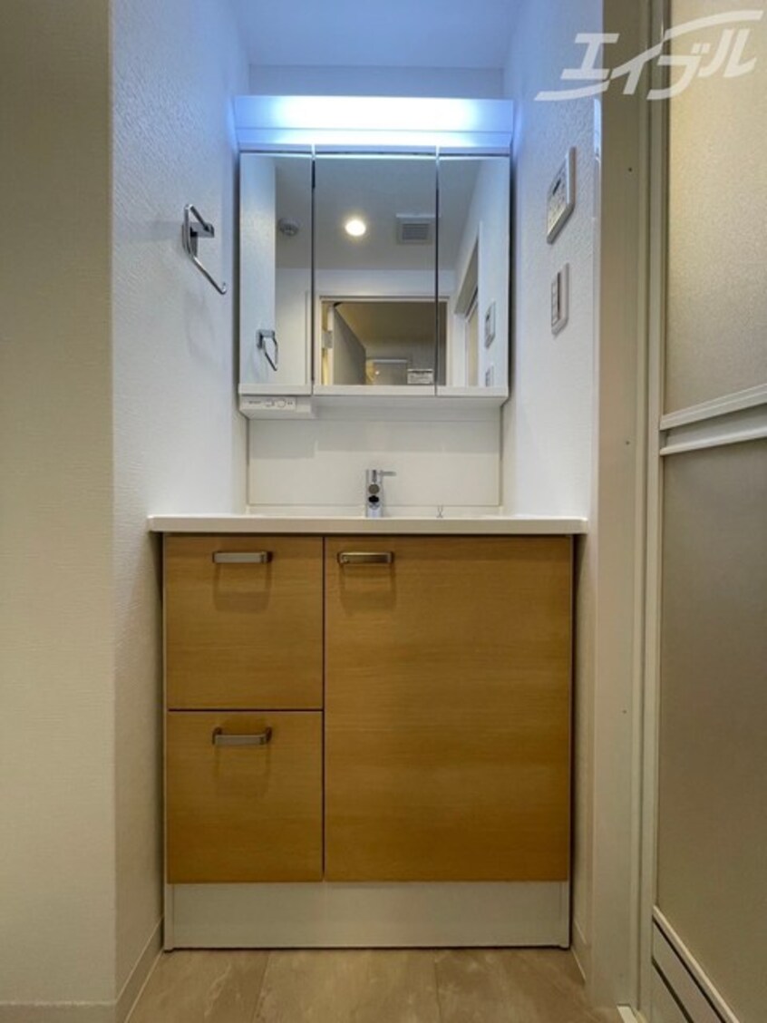 暖色の洗面台になります！！ Alivis北梅田