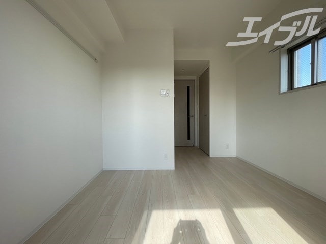 側面に小窓あり！採光良し！ エスリードレジデンス梅田デュオ