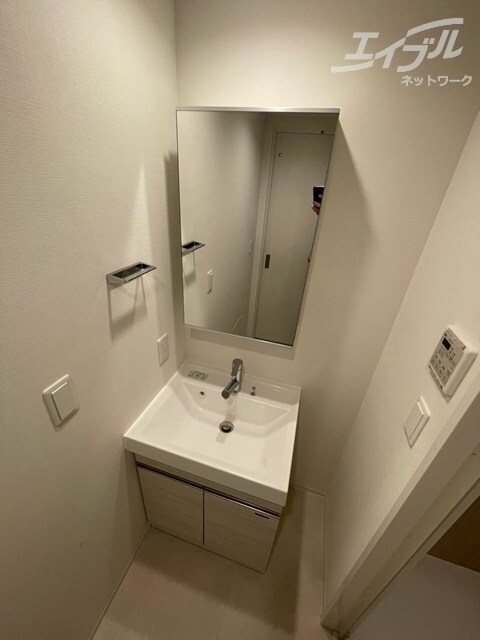 独立洗面台になります。 コンフォリア・リヴ南森町Ⅱ