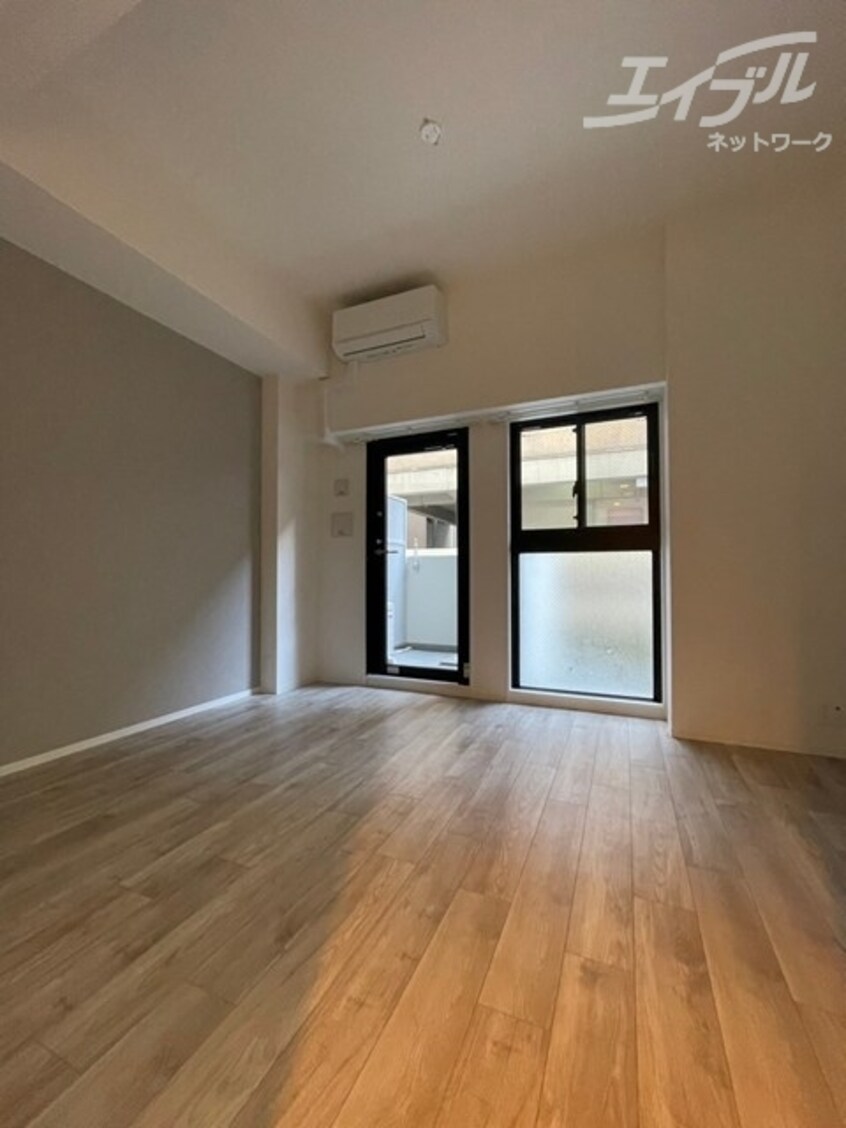 白基調な綺麗なお部屋になります。 コンフォリア・リヴ南森町Ⅱ